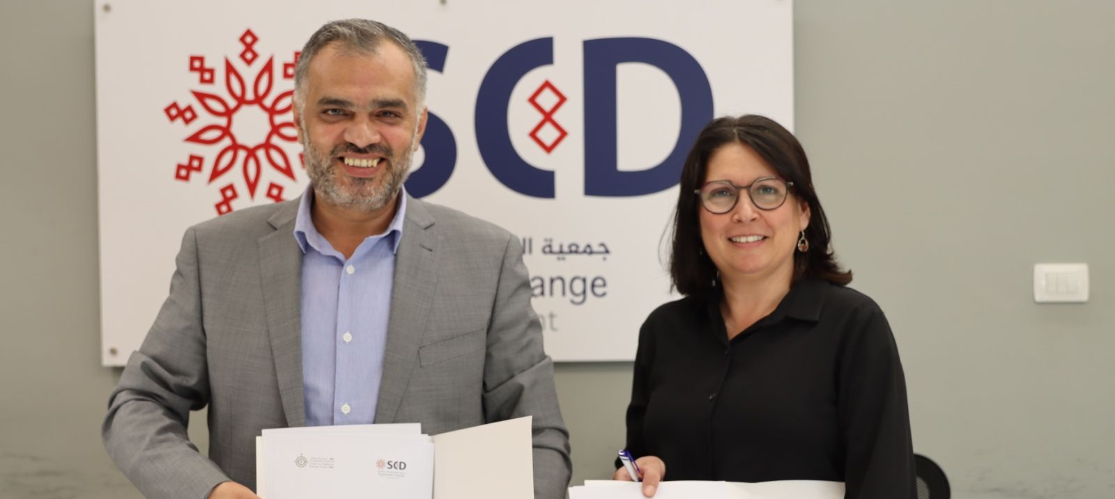 The signing of a Memorandum of Understanding (MoU) between RO’A Center for Political and Strategic Studies and Sustainable Change for Development (SCD).